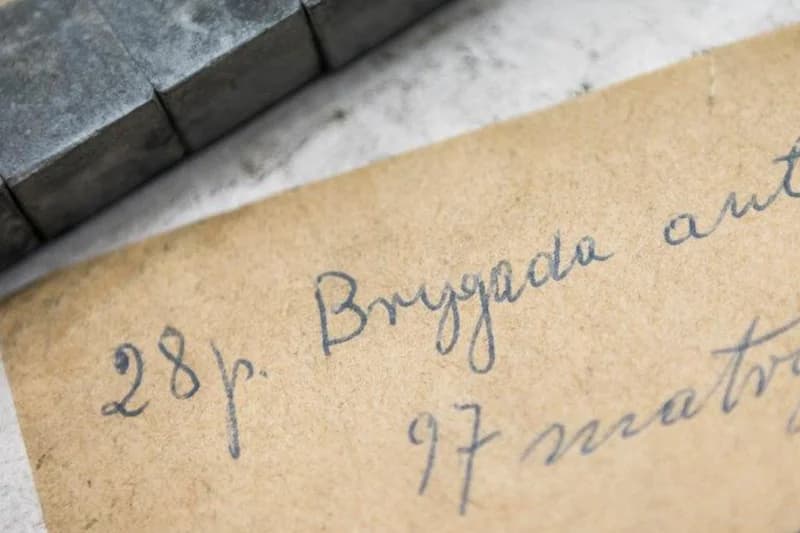 Close-up of handwriting on aged paper label: "28 p. Brygada anti 97 mratro".
